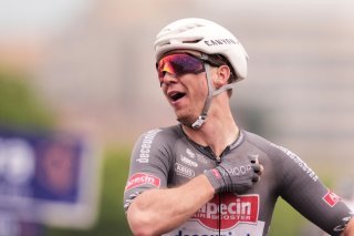 Kaden Groves a remporté une 6e étape agitée jeudi sur le Giro KEYSTONE/AP/Massimo Paolone
